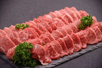 大分県のブランド牛「おおいた和牛」の異なる部位（カルビ、ロース、赤身）3種類を皿に美しく盛り付けた調理前の画像。合計750gの焼肉食べ比べに最適な贅沢なセット。