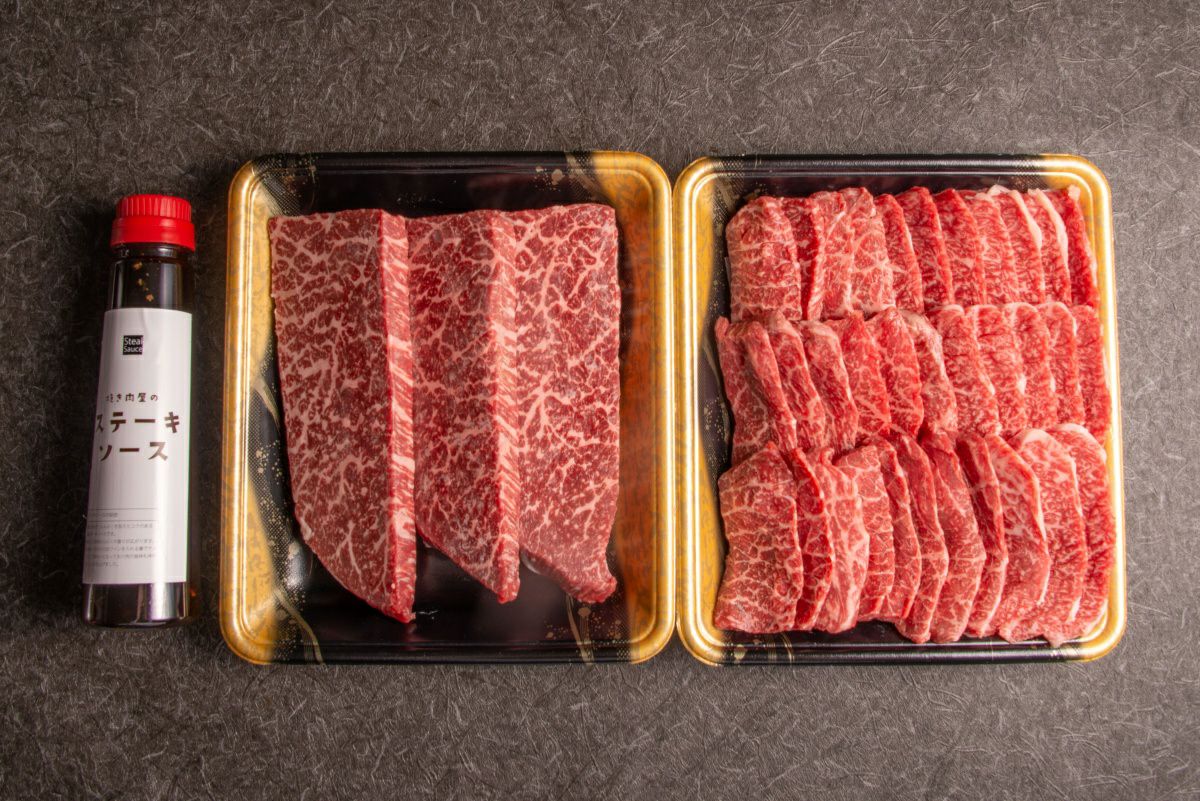 大分県のブランド牛「おおいた和牛」の赤身肉（モモ、ヒレなど）が合計950g、トレイに並べられた内容量画像。脂肪が少なく、肉本来の旨味を楽しめる赤身づくしのセット。