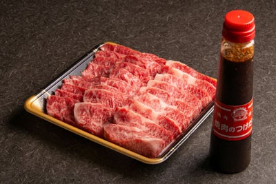 大分県のブランド牛「おおいた和牛」のカルビ焼き肉用スライス肉500gを皿にきれいに並べた内容量画像。霜降りが美しく、つけダレ300gもセットになった便利なセット。