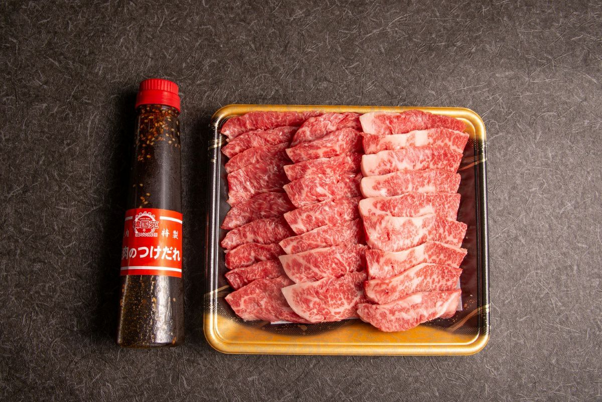 大分県のブランド牛「おおいた和牛カルビ」500gとつけダレ300gが、横に並んだ内容量画像。お祝いやギフトに最適な焼肉セット。