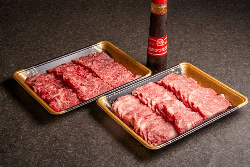 大分県のブランド牛「おおいた和牛」のカルビ焼き肉用スライス肉1kgを皿にきれいに並べた内容量画像。霜降りが美しく、つけダレ300gもセットになった大容量セット。