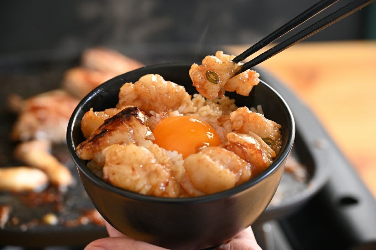 調理後の国産ホルモンをご飯に盛り付けたホルモン丼の画像。濃厚なタレともつの旨味が絡み、ボリューム満点の一品。