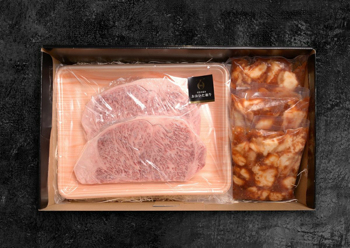 大分県のブランド牛「おおいた和牛サーロインステーキ」と味付け済み「国産ホルモン」がセットになった内容量画像。ご自宅で豪華な食べ比べができる、通販のお取り寄せセット。