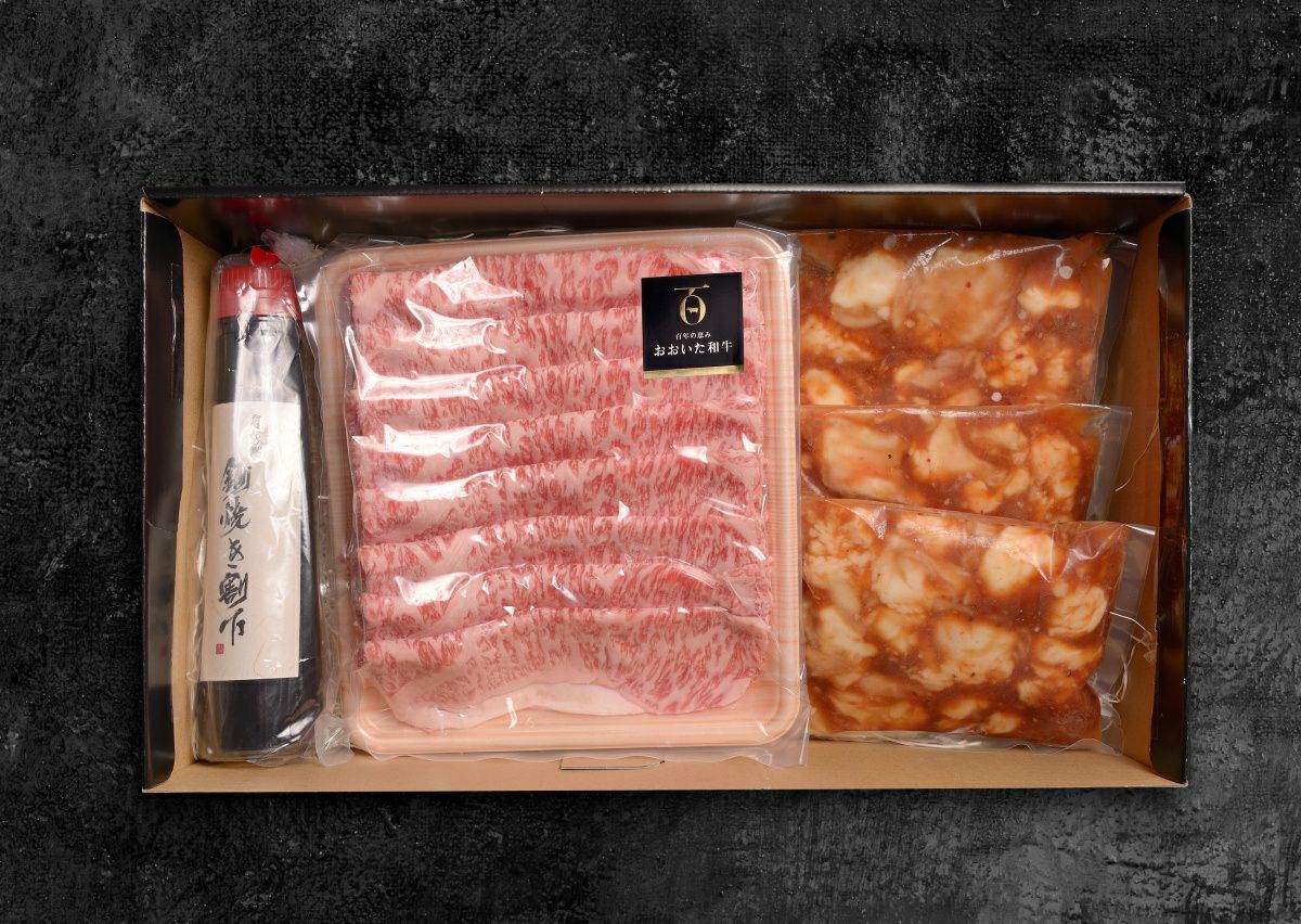 大分県のブランド牛「おおいた和牛」（すき焼き用）と、味付け済み「国産ホルモン」がそれぞれパックに詰められた内容量画像。贈答用やお祝いにも最適な、大分のお取り寄せ肉セット。