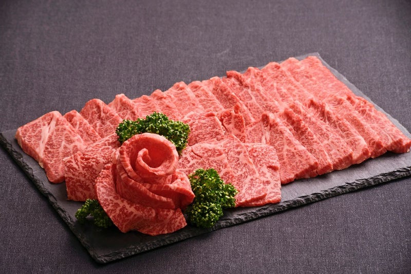 大分県のブランド牛「おおいた和牛」（カルビ、ロースなど）と、特製ダレで味付けされた「国産ホルモン」を大皿に盛り付けた調理前の画像。豪華な焼肉の食べ比べが楽しめるセット。