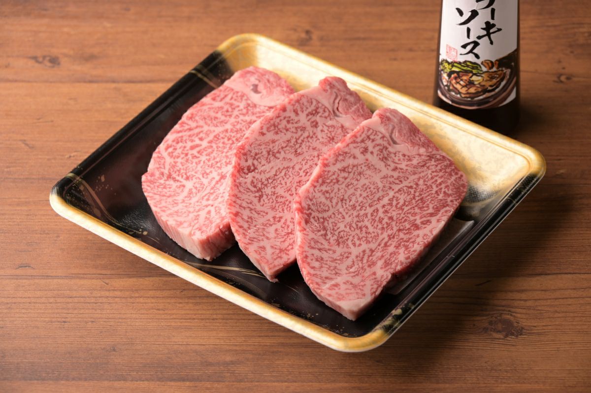 大分県のブランド牛「おおいた和牛」のヒレステーキ肉とステーキソースをきれいに並べたセット内容量画像。ご贈答やお祝いに最適な、高級和牛のギフトセット。