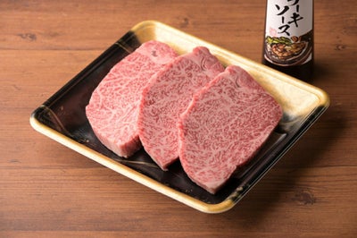 大分県のブランド牛「おおいた和牛」のヒレステーキ肉とステーキソースをきれいに並べたセット内容量画像。ご贈答やお祝いに最適な、高級和牛のギフトセット。