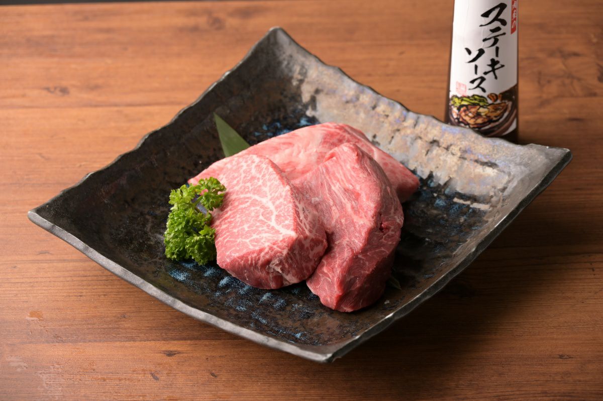 大分県のブランド牛「訳ありおおいた和牛ヒレステーキ」の調理前盛り付け画像。形は不揃いだが、柔らかさと品質は変わらない高級ヒレ肉とステーキソースのセット。