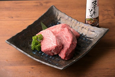 大分県のブランド牛「訳ありおおいた和牛ヒレステーキ」の調理前盛り付け画像。形は不揃いだが、柔らかさと品質は変わらない高級ヒレ肉とステーキソースのセット。