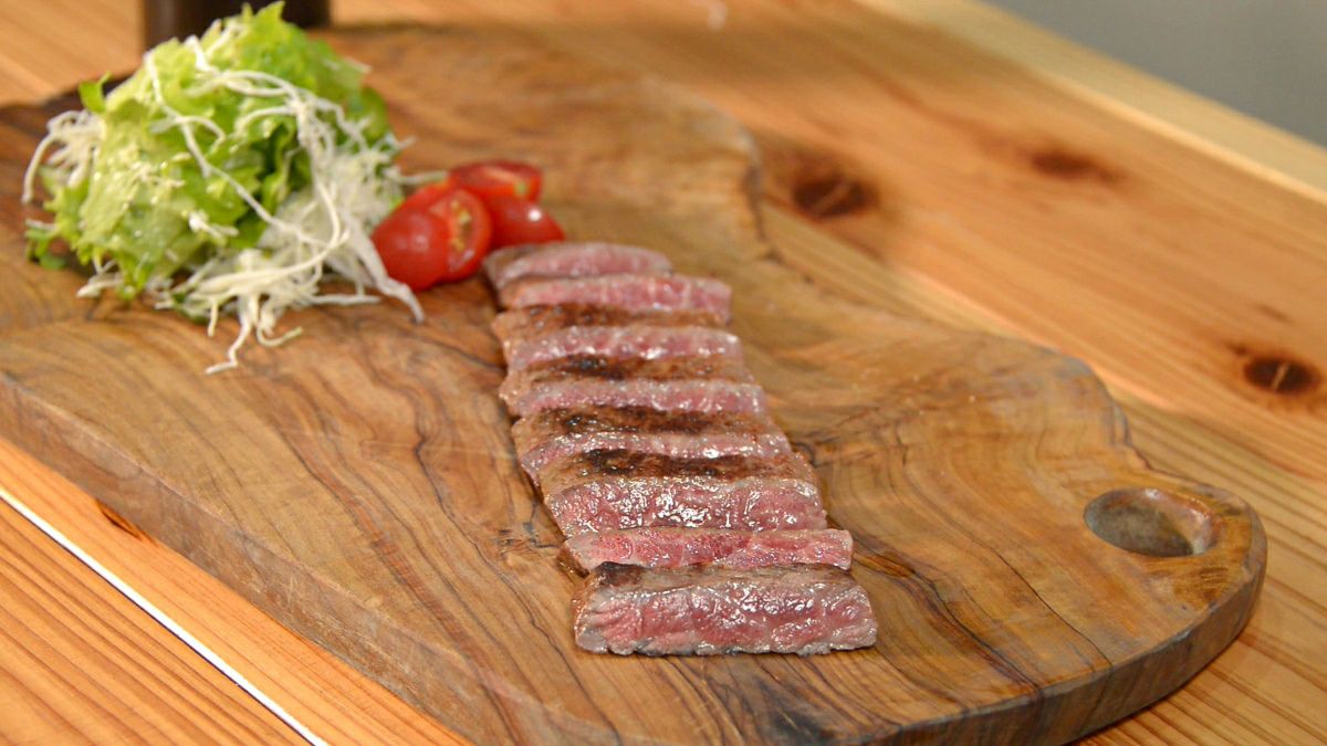 焼き上げた「おおいた和牛ステーキ」を一口サイズにカットし、皿に盛り付けた画像。肉汁が溢れる和牛ステーキの断面が伝わる、贅沢な食卓の様子。