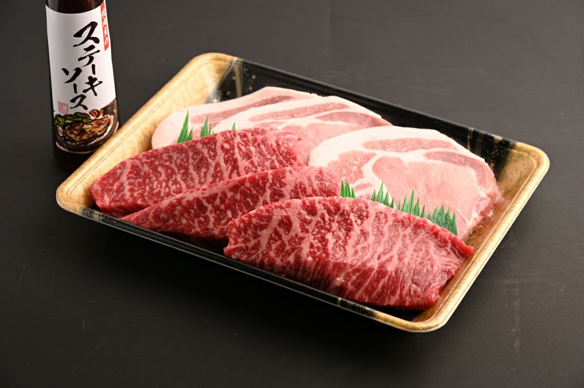 大分県産「おおいた和牛」と「奥豊後豚」のステーキ肉（合計900g）とステーキソースがセットになった内容量画像。ご自宅で本格的なステーキを食べ比べできる、通販お取り寄せセット。