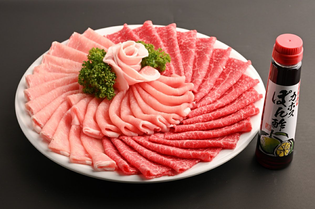 大分県のブランド牛「おおいた和牛」と「奥豊後豚」のしゃぶしゃぶ用スライス肉を皿に美しく盛り付けた画像。合計600gの豪華な肉と、かぼすポン酢がセットになった商品。