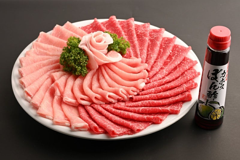 大分県のブランド牛「おおいた和牛」と「奥豊後豚」のしゃぶしゃぶ用スライス肉を皿に美しく盛り付けた画像。合計600gの豪華な肉と、かぼすポン酢がセットになった商品。