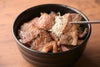 大分県産「おおいた和牛」のカルビまたはロースを焼き、ご飯に盛り付けた焼肉丼の画像。肉の旨味と甘みがご飯と絡む、贅沢な和牛焼肉丼。