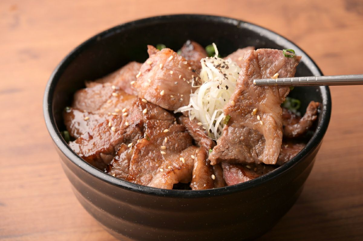 大分県産「おおいた和牛」のカルビまたはロースを焼き、ご飯に盛り付けた焼肉丼の画像。肉の旨味と甘みがご飯と絡む、贅沢な和牛焼肉丼。