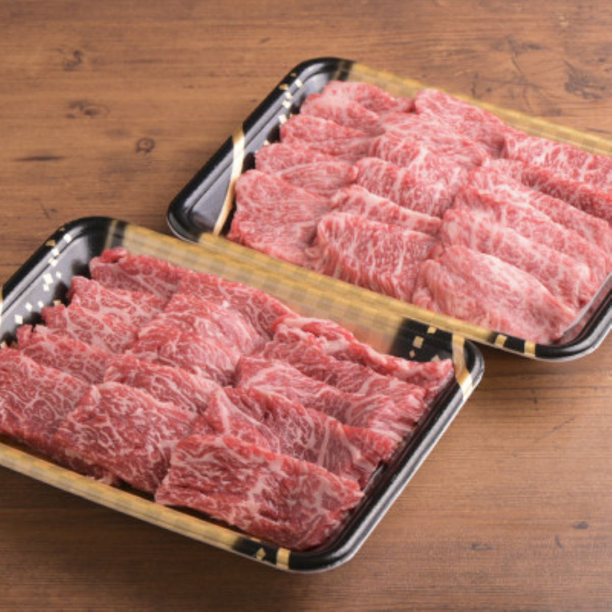 大分県のブランド牛「おおいた和牛」のカルビとロース（合計500g）がパックに詰められた内容量画像。ご自宅で楽しむのに最適な、焼肉用和牛セットを通販でお取り寄せ。