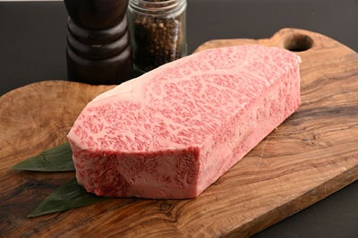 大分県のブランド牛「おおいた和牛」のサーロインブロック1kgを皿に盛り付けた画像。美しい霜降りが特徴の高級和牛で、ステーキやローストビーフに最適。