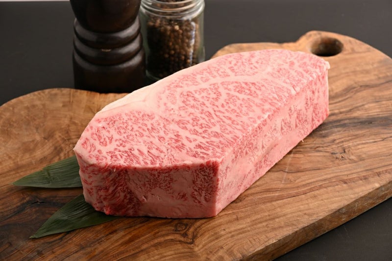 大分県のブランド牛「おおいた和牛」のサーロインブロック1kgを皿に盛り付けた画像。美しい霜降りが特徴の高級和牛で、ステーキやローストビーフに最適。