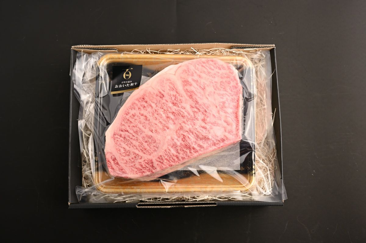 大分県のブランド牛「おおいた和牛サーロインブロック」1kgがパックに入った内容量画像。ご贈答やお祝いにも最適な、大容量の高級和牛を通販でお取り寄せ。