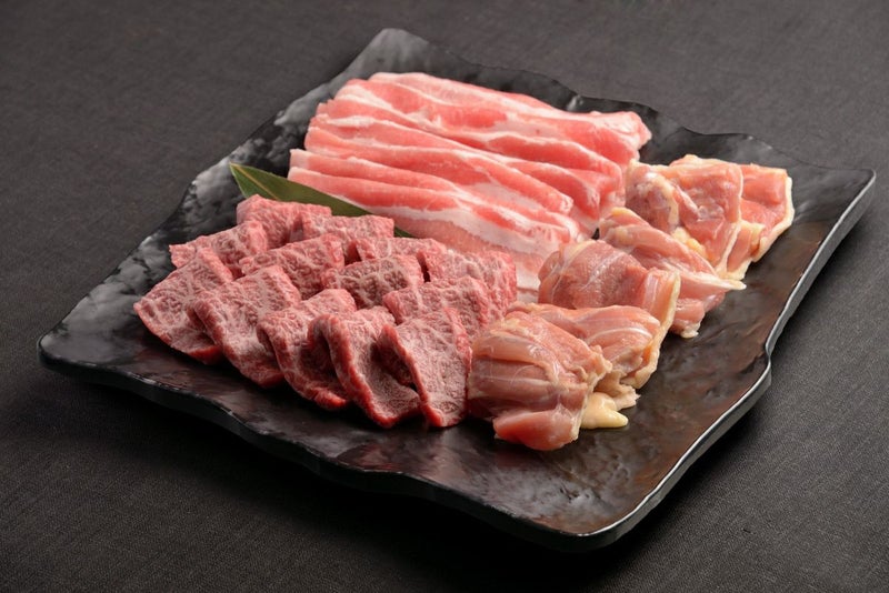 大分県のブランド肉「おおいた和牛」「奥豊後豚」「おおいた冠地どり」の3種盛り合わせ画像。霜降りが美しい牛肉、良質な豚肉、風味豊かな地鶏を一度に楽しめる贅沢なセット。