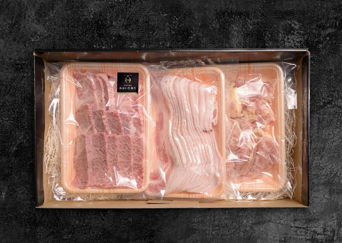 大分県産「おおいた和牛」「奥豊後豚」「おおいた冠地どり」の3種盛り合わせ肉パックの内容量画像。ご贈答やお祝いに最適な、大分のブランド肉セットを通販でお取り寄せ。