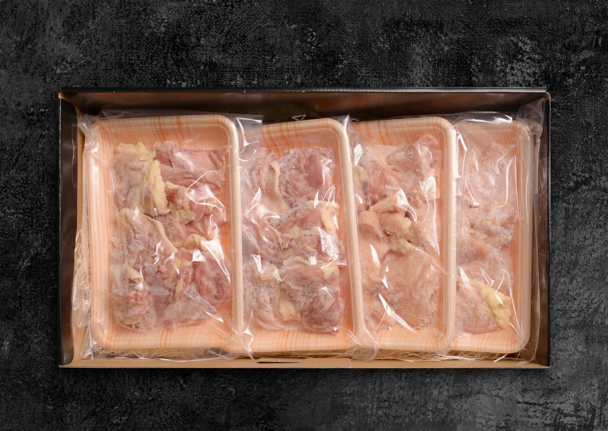 大分県のブランド鶏「おおいた冠地どり」の鶏肉が1kg入ったパックの内容量画像。ご自宅用はもちろん、ギフトにも最適な大分県産の地鶏セットを通販でお取り寄せ。