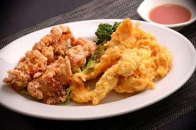 大分名物の「とり天」と「唐揚げ」の調理後の盛り付け画像。ご当地グルメを代表する二大メニューを、揚げるだけで手軽に楽しめるセット。