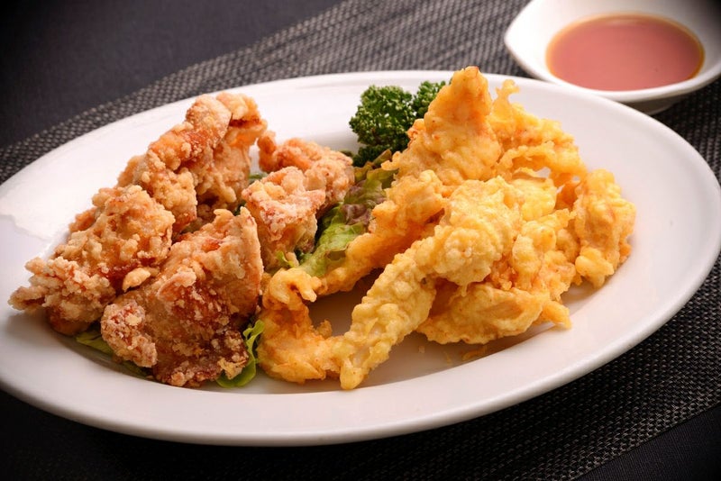 大分名物の「とり天」と「唐揚げ」の調理後の盛り付け画像。ご当地グルメを代表する二大メニューを、揚げるだけで手軽に楽しめるセット。