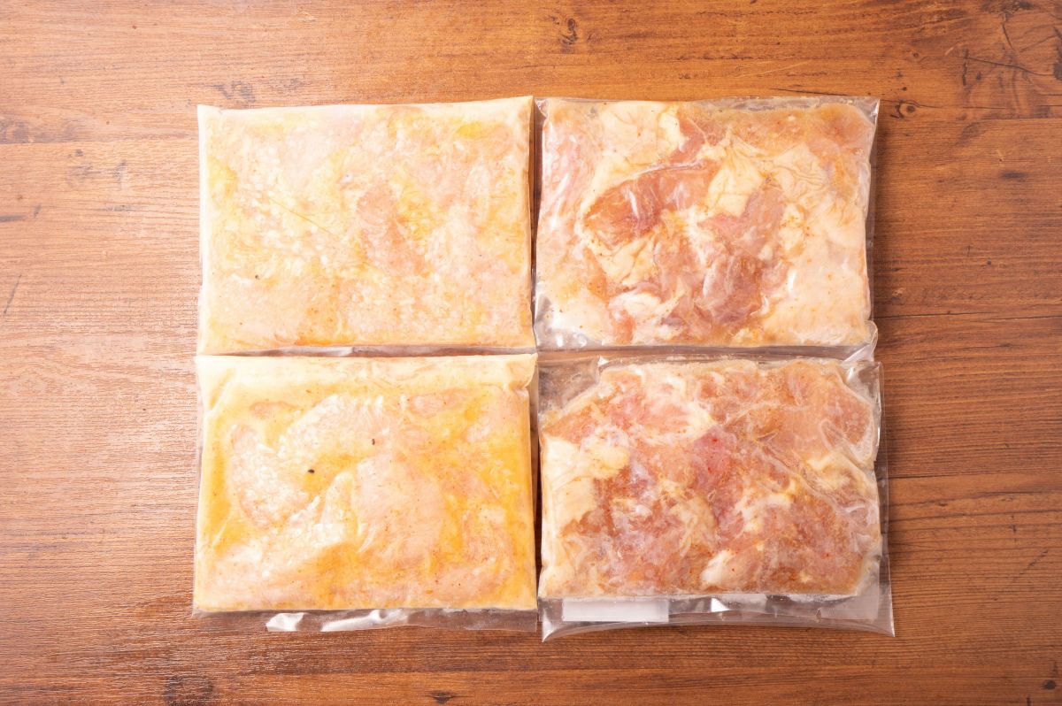 揚げるだけで簡単に調理できる、大分名物とり天と唐揚げ（合計800g）の冷凍パック内容量画像。大分の味覚を一度に楽しめる、お取り寄せグルメ。