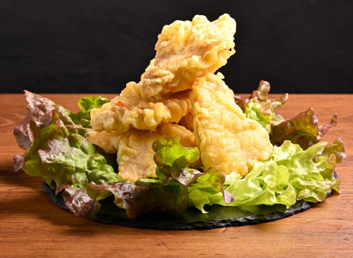 大分名物とり天を揚げて皿に盛り付け、かぼすとタレを添えた画像。外はサクサク、中はジューシーな大分のご当地グルメを自宅で簡単に楽しめる。