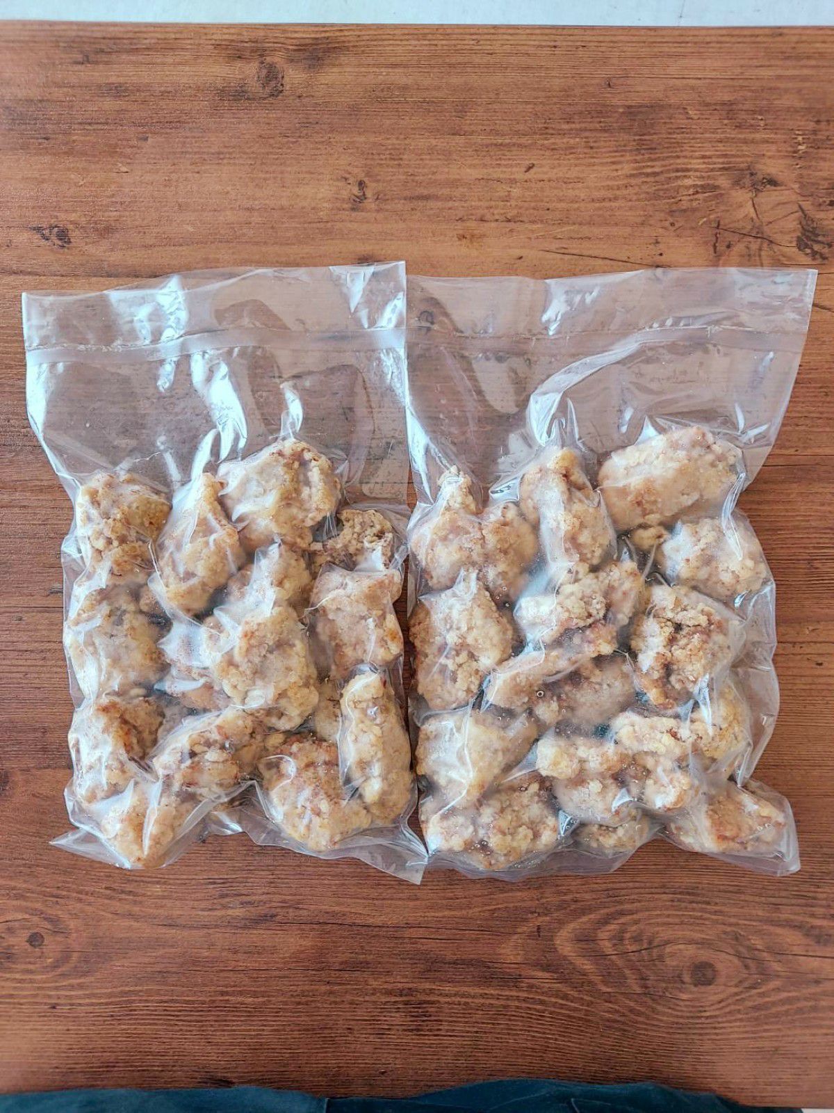 大分名物唐揚げの調理済み唐揚げ1kgが入ったパックの内容量画像。ご自宅で温めるだけで、専門店の味が楽しめるお取り寄せセット。