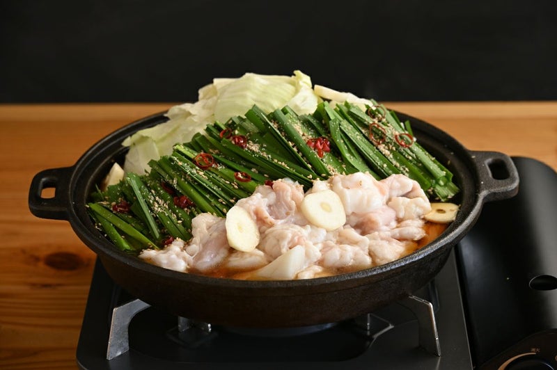 【韓国苑】特製のもつ鍋セット（2人前）の、具材を鍋に盛り付けた画像。新鮮なもつ、野菜、特製スープが入っており、自宅で本格的なもつ鍋を簡単に楽しめるセット。