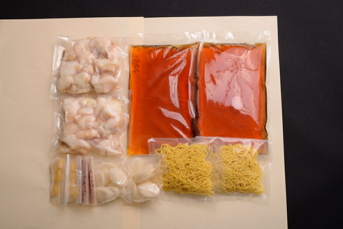 【韓国苑】のもつ鍋セット（2人前）の内容量画像。特製スープ、もつ、麺や薬味などがパッケージ化されており、お取り寄せギフトにも最適なセット。