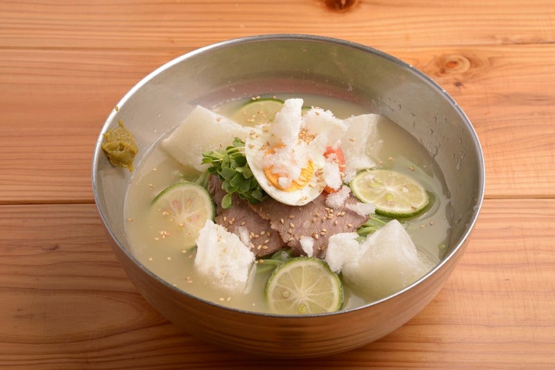 大分特産のかぼすを使用した「かぼす冷麺」の調理後の盛り付け画像。爽やかな酸味と香りが特徴の冷たいスープと、コシのある麺、彩り豊かな具材が魅力。