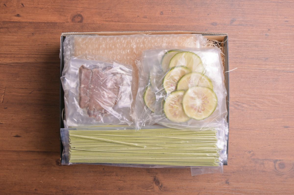 「かぼす冷麺」の麺、スープ、かぼす果汁などが個別にパックに詰められた内容量画像。大分のご当地冷麺を自宅で手軽に楽しめるセット。