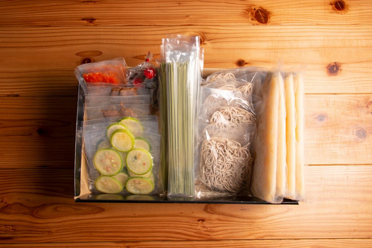 「別府冷麺」と「かぼす冷麺」がそれぞれ4食ずつ入った、合計8食分の内容量画像。大分の2種類の冷麺をご自宅で楽しめるお取り寄せセット。