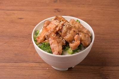 「元祖ホルモン丼の具」を炊きたてのご飯の上に盛り付けた調理後の画像。特製タレがたっぷり絡んだ濃厚なホルモンと、ご飯の相性が抜群なスタミナ満点の丼。