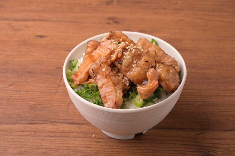 「元祖ホルモン丼の具」を炊きたてのご飯の上に盛り付けた調理後の画像。特製タレがたっぷり絡んだ濃厚なホルモンと、ご飯の相性が抜群なスタミナ満点の丼。