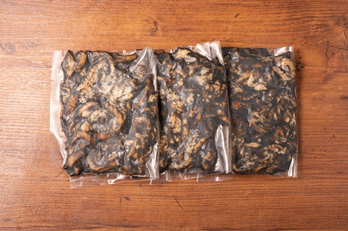 「甘辛鶏皮炭火焼」のレトルトパックが3袋並んだ内容量画像。ご自宅で手軽に専門店の味が楽しめる、大容量のお取り寄せおつまみセット。