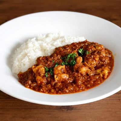 厳選した牛ホルモンを贅沢に使用した「牛ホルモンキーマカレー」の調理後の盛り付け画像。濃厚なホルモンの旨味とスパイスの香りが広がる、食欲をそそるキーマカレー。