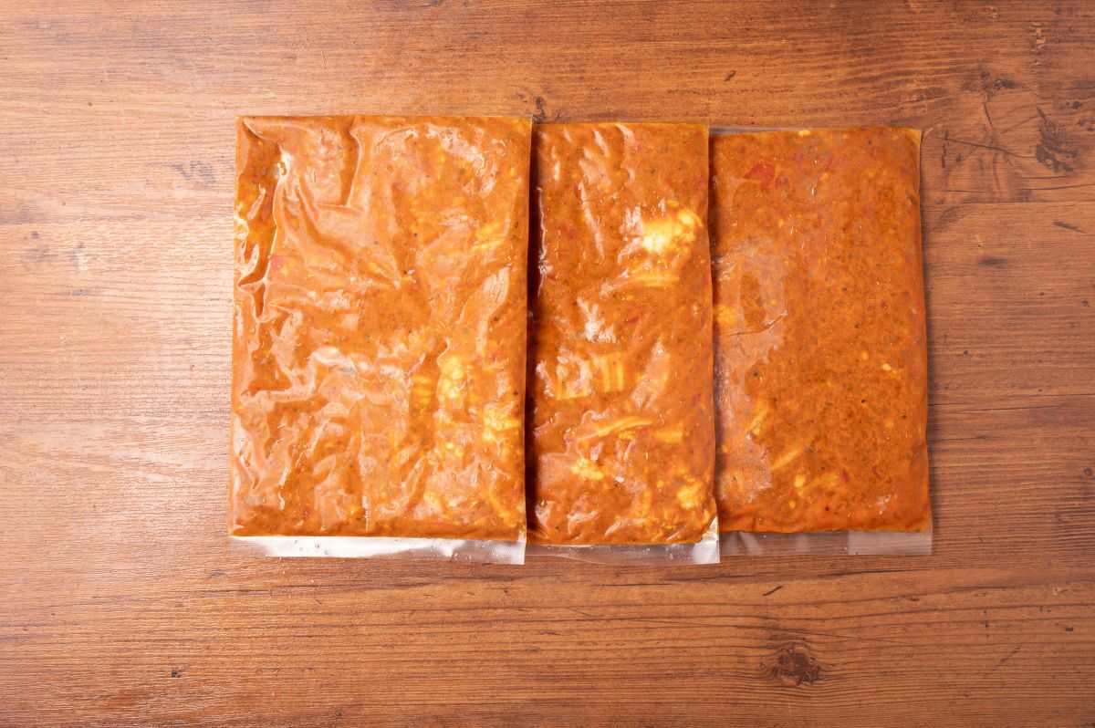 「牛ホルモンキーマカレー」のレトルトパックが並んだ内容量画像。ご自宅で手軽に専門店の味を楽しめる、お取り寄せグルメ。