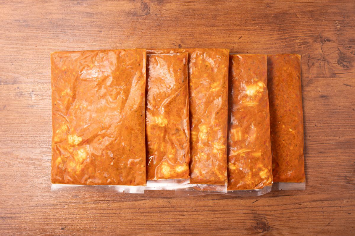 「牛ホルモンキーマカレー」のレトルトパックが並んだ内容量画像。ご自宅で手軽に専門店の味を楽しめる、お取り寄せグルメ。