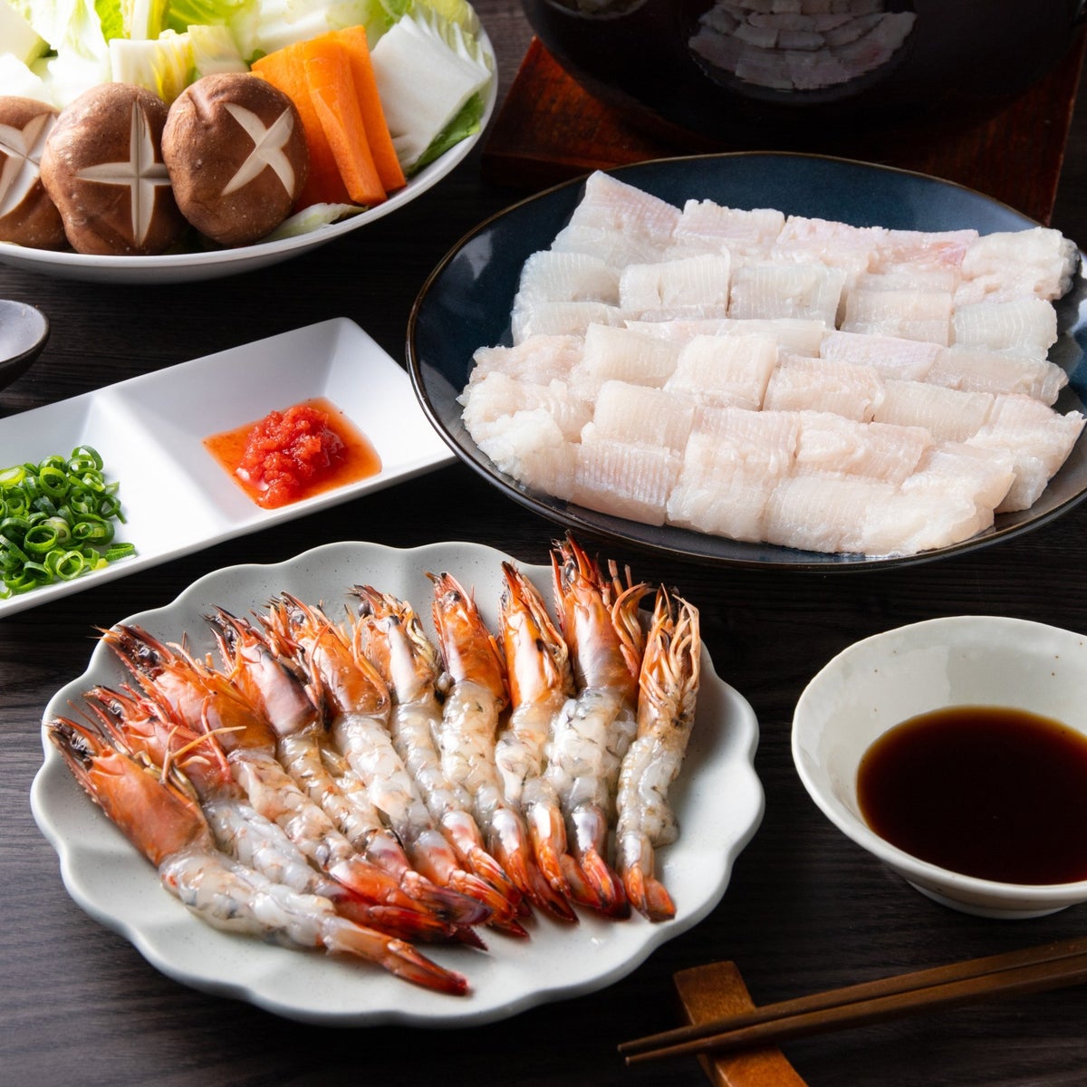 大分県産の車海老と鱧（ハモ）を組み合わせた豪華しゃぶしゃぶセットの調理画像。海老とはもの両方を楽しめる鍋セットを通販でお取り寄せ。