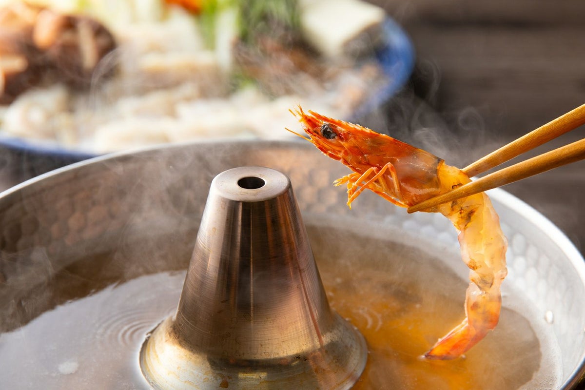 大分県産の車海老と鱧（ハモ）を組み合わせた豪華しゃぶしゃぶセットの調理画像。海老とはもの両方を楽しめる鍋セットを通販でお取り寄せ。