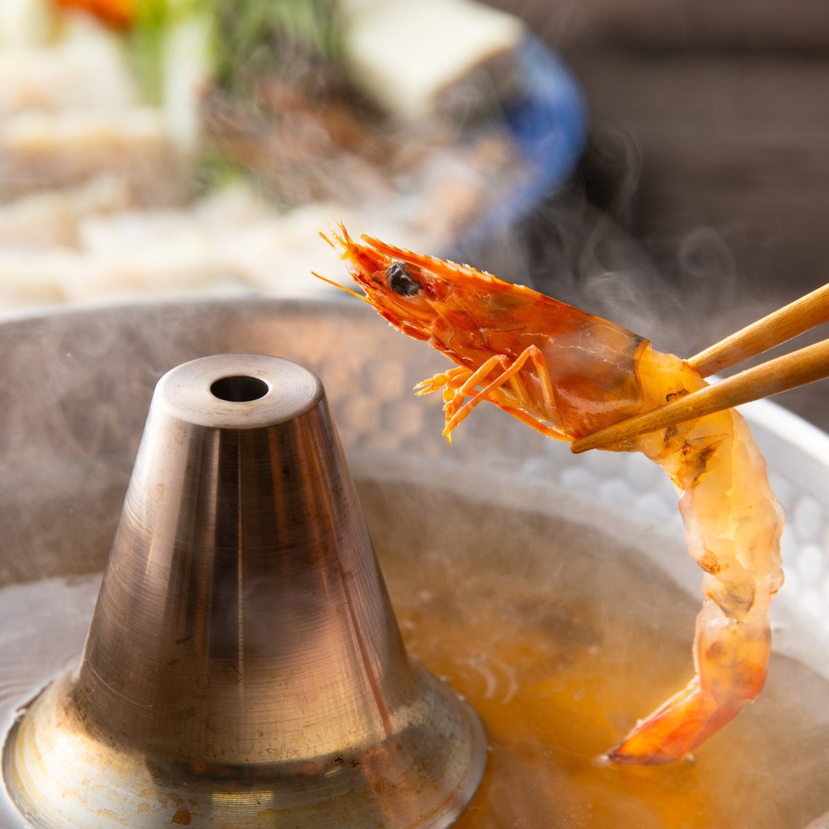 大分県産の車海老と鱧（ハモ）を組み合わせた豪華しゃぶしゃぶセットの調理画像。海老とはもの両方を楽しめる鍋セットを通販でお取り寄せ。