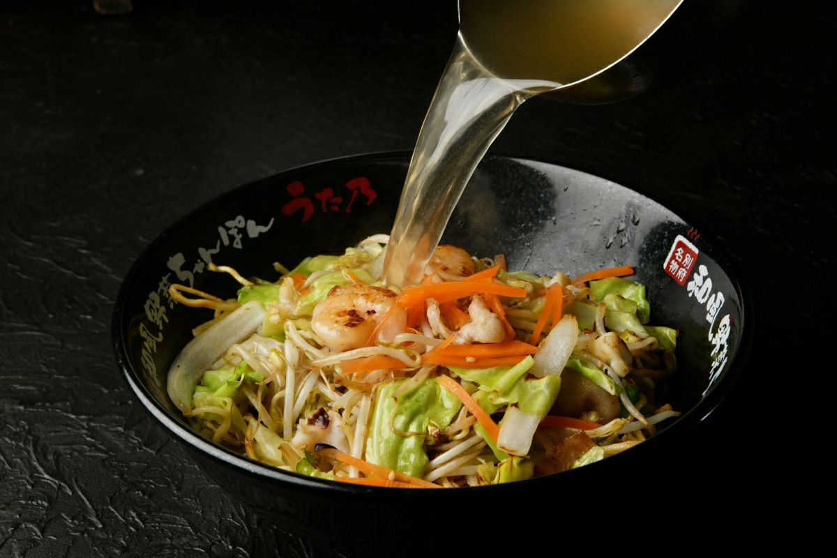 炒めた麺と野菜を入れた丼に、熱々の和風スープを注いでいる「和風野菜ちゃんぽん」の調理中の画像。自宅で本格的なちゃんぽんを再現できる様子。