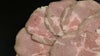 別府温泉冷麺に使用される、きれいにスライスされて並べられたチャーシューの画像。冷麺の具材として、スープの旨味を引き立てる特製チャーシュー。
