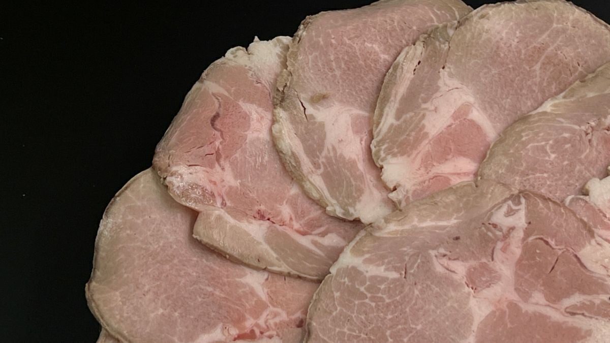 別府温泉冷麺に使用される、きれいにスライスされて並べられたチャーシューの画像。冷麺の具材として、スープの旨味を引き立てる特製チャーシュー。
