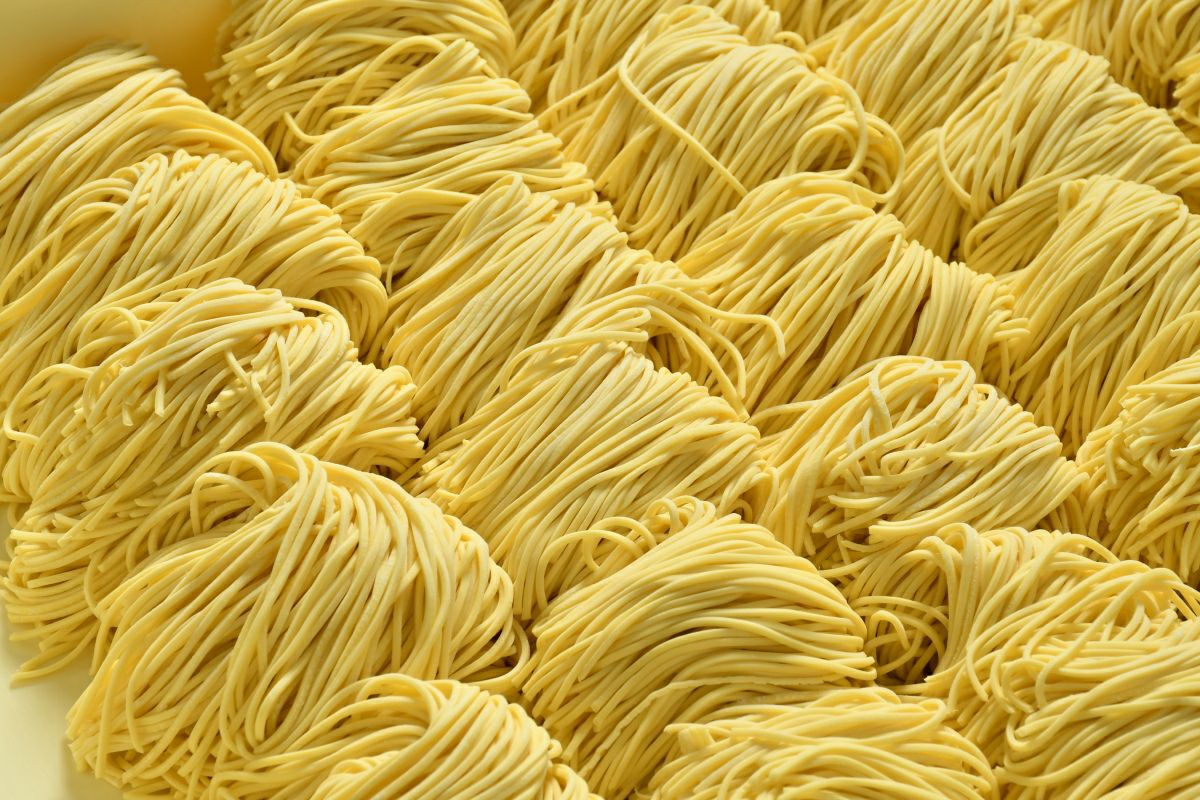 「かも吸いちゃんぽん」セットに含まれる、きれいに並べられた生ちゃんぽん麺の画像。もちもちとした食感が特徴の、こだわりの特製麺。