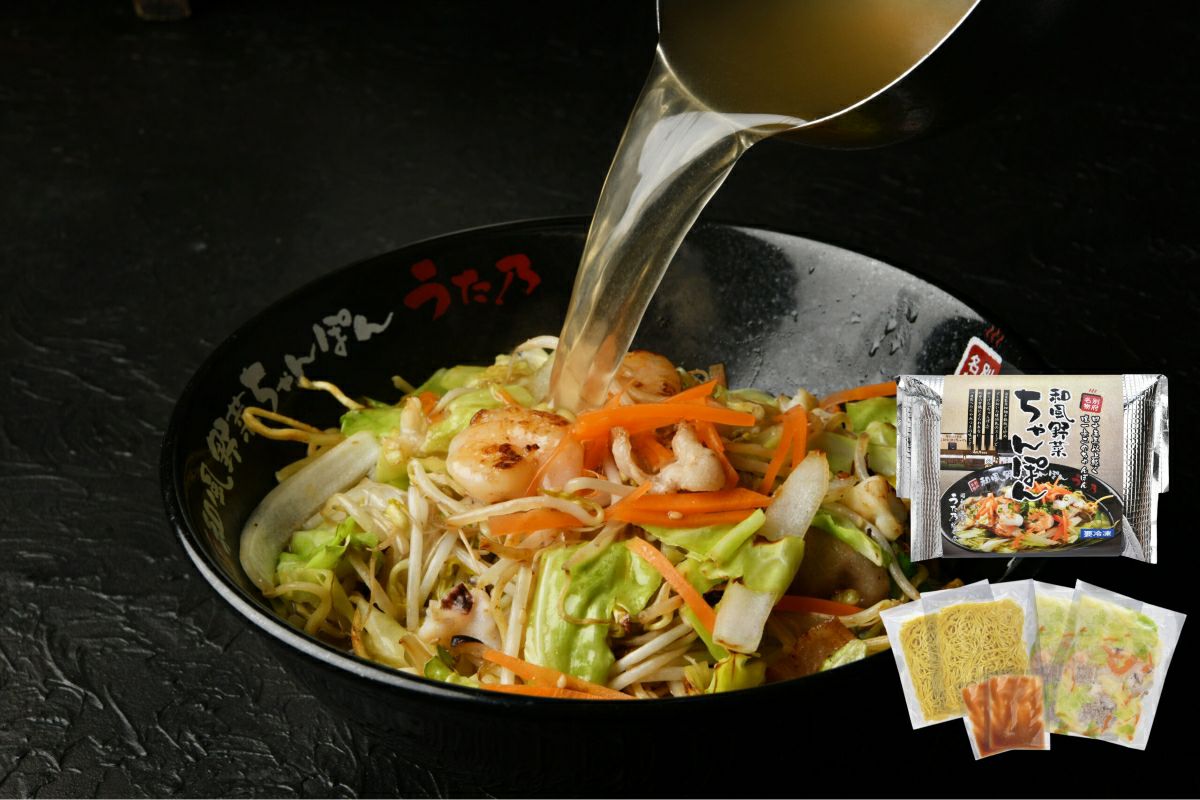 「うた乃」の「和風野菜ちゃんぽん」の調理中のイメージ画像。香ばしく焼いた麺が入った丼に、熱々の和風スープを注いでいる様子。